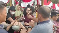 Polisi diduga melakukan kekerasan serta pembubaran aksi mogok makan Pekerja Rumah Tangga (PRT) yang dilakukan di depan Gedung DPR/MPR hari ini, Rabu (16/8/2023). (Liputan6.com/Delvira Hutabarat)