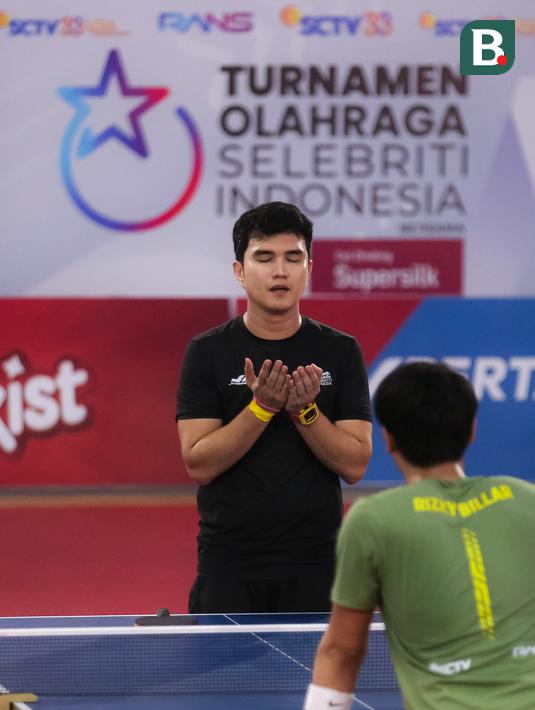 Selebritas Aldi Taher berdoa saat melawan Rizky Billar pada laga tenis meja Turnamen Olahraga Selebriti Indonesia (TOSI) di GOR UNJ, Jakarta, Minggu (16/07/2023). Aldi Taher kalah tiga set langsung dari Rizky Billar dengan skor 12-21, 15-21, 11-21. (Bola.com/Bagaskara Lazuardi)