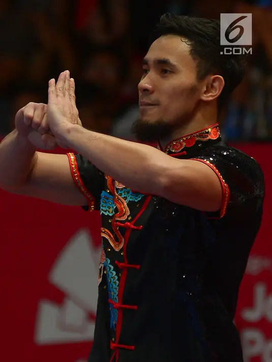 Atlet Wushu Indonesia Hulaefi Achmad saat berlaga pada final Men's Daoshu dan Gunshu Asian Games 2018 di JIexpo,Hall B, Jakarta, Selasa (21/8). Ini medali ketiga yang dipersembahkan tim wushu dalam Asian Games 2018. (Merdeka.com/Imam Buhori)