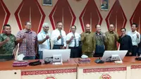 Gubernur NTT Viktor Laiskoda foto bersama pihak Universitas Nusa Cendana dan Distributor Sophia membahas soal rencana legalisasi miras. (Liputan6.com/ Ola Keda)