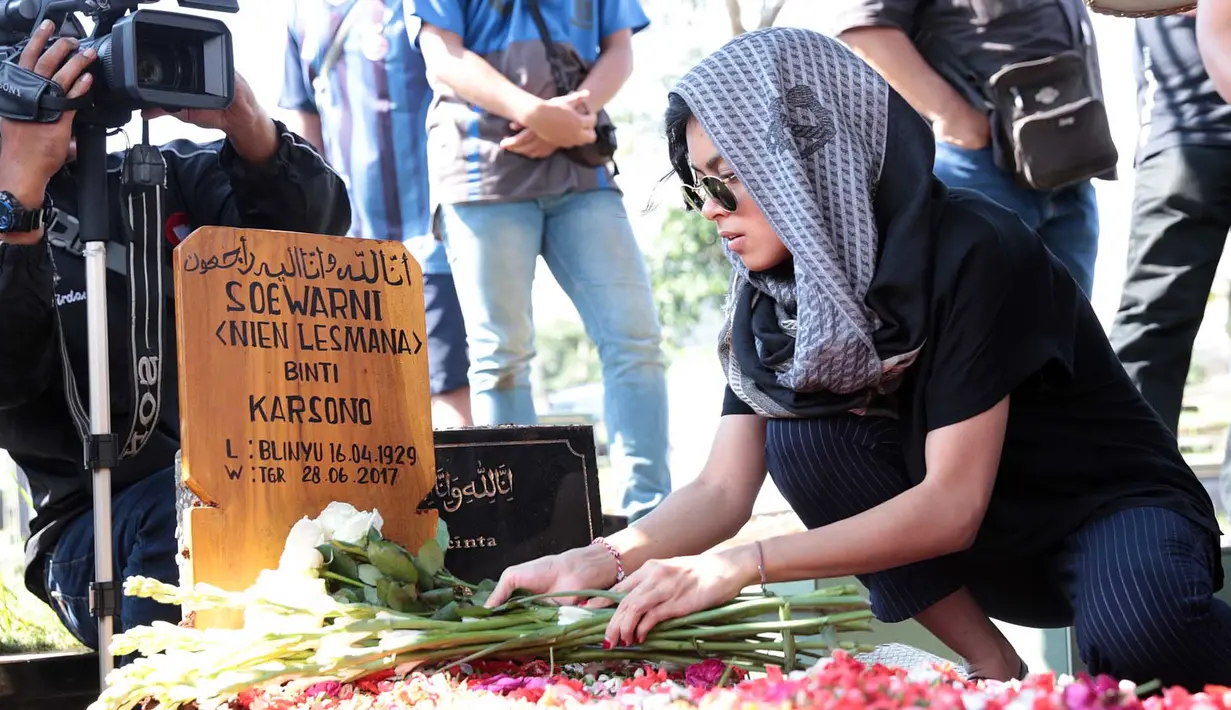 "Yah semoga uti tenang disisi-Nya. Terimakasih banyak, terimakasih atas pengertiannya," tambahnya. (Deki Prayoga/Bintang.com)