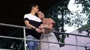 Meski ada bumbu-bumbu romantis, namun cerita dalam video klip lagu ini memang terinspirasi dari perjalanan keduanya. Menurut Raisa bahkan ada cerita nyata yang dimasukkan ke dalam alur cerita. (Nurwahyunan/Bintang.com)