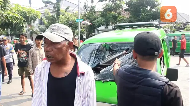 Bentrok sopir angkot versus pengemudi ojol di depan Balai Kota Sukabumi (Liputan6.com/Fira Syahrin).
