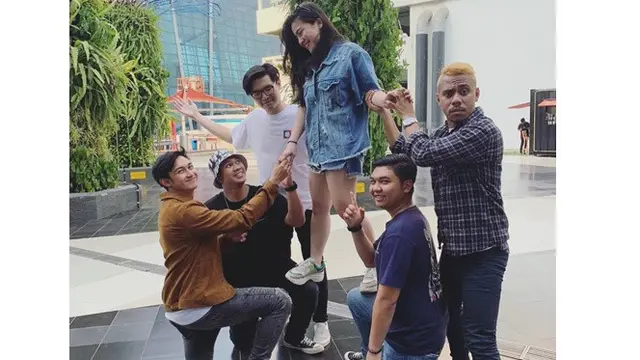 6 Momen Caesar Hito Beri Surprise Lamaran ke Felicya, Undang Banyak Teman