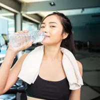 Salah satu manfaatnya yaitu, membantu melumasi sendi. Sekitar 80 persen tulang rawan pada sendi dan tulang belakang terdiri dari air. Kekurangan cairan dalam jangka panjang dapat mengurangi kemampuan sendi menyerap tekanan, sehingga meningkatkan risiko nyeri sendi.(foto/dok: freepik/jcomp)