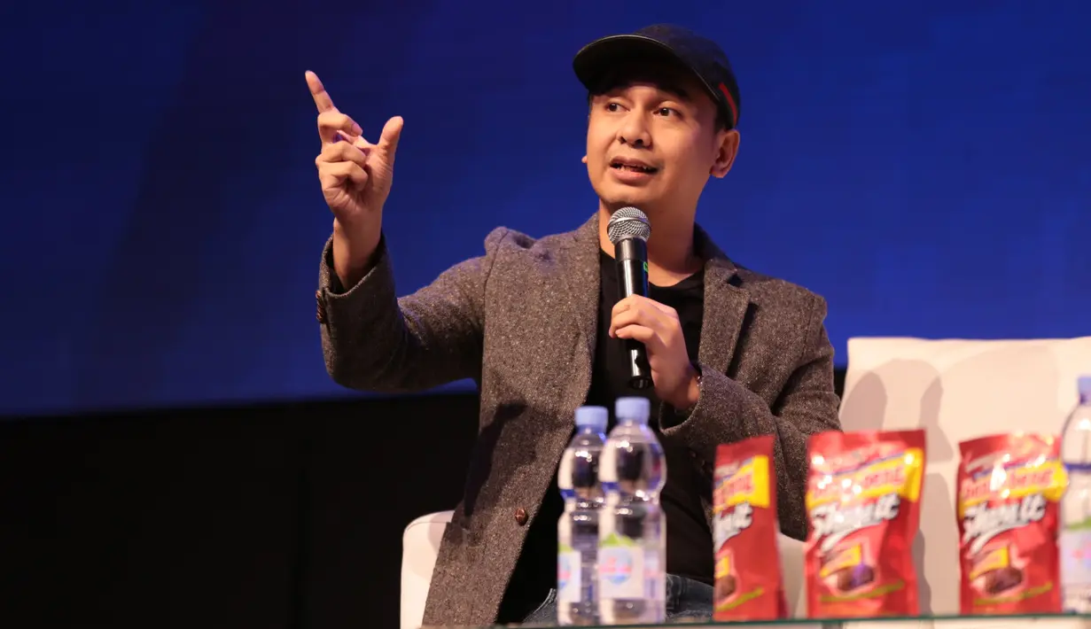 Acara XYZ Day 2018, konferensi inspirasi multi generasi persembahan KapanLagi Youniverse (KLY) diisi oleh banyak para pakar yang bergerak dibidang masing-masing. Salah satunya adalah Raditya Dika. (Adrian Putra/Bintang.com)