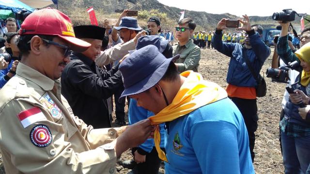 Wakil Bupati garut Helmi Budiman, menyematkan shal bagi salah seorang peserta Jambore Tagana di Bumi Perkemahan, Cilopang, Garut, Jawa Barat
