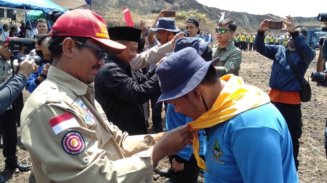 Wakil Bupati garut Helmi Budiman, menyematkan shal bagi salah seorang peserta Jambore Tagana di Bumi Perkemahan, Cilopang, Garut, Jawa Barat