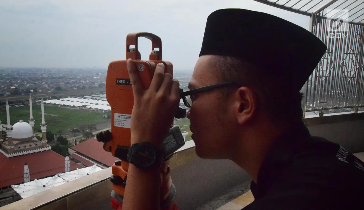 Tim Rukyat Hilal AL Husna MAJT Semarang mengintip hilal di Menara Al-Husna Masjid Agung Jawa Tengah, Selasa (15/5 ). Meski bulan di ufuk titik tengah belum terlihat, penentuan Ramadan masih menunggu Sidang Isbat Kementerian Agama. (Liputan6.com/Gholib)