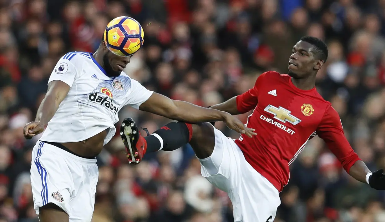 Aksi Paul Pogba berebut bola dengan pemain Sunderland, Victor Anichebe pada lanjutan Premier League di Old Trafford Stadium, (26/12/2016). (Reuters/Phil Noble)
