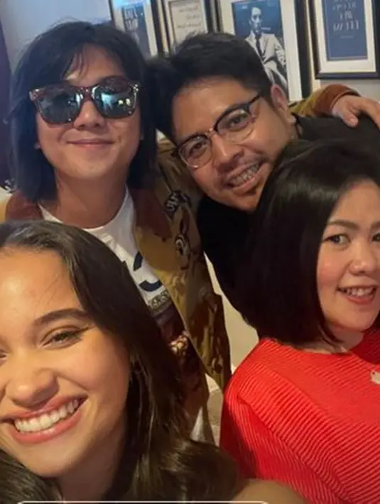 Dengan gaya rambut barunya, pemilik nama lengkap Iqbaal Dhiafakhri Ramadhan itu menghadiri peluncuran film 'The Big 4' di Jakarta pada Kamis (15/12/2022) malam. Momen tersebut juga diabadikan oleh aktris Aurora Ribero lewat Instagram Stories-nya. Iqbaal tampak memakai kacamata yang tadi digunakannya saat mirror selfie. (Liputan6.com/IG/@auroraribero)