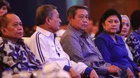 Ketum Partai Demokrat Susilo Bambang Yudhoyono dan istrinya Ani Yudhoyono hadir dalam Debat Bernegara di Jakarta, Minggu (27/4/14). (Liputan6.com/Faizal Fanani)
