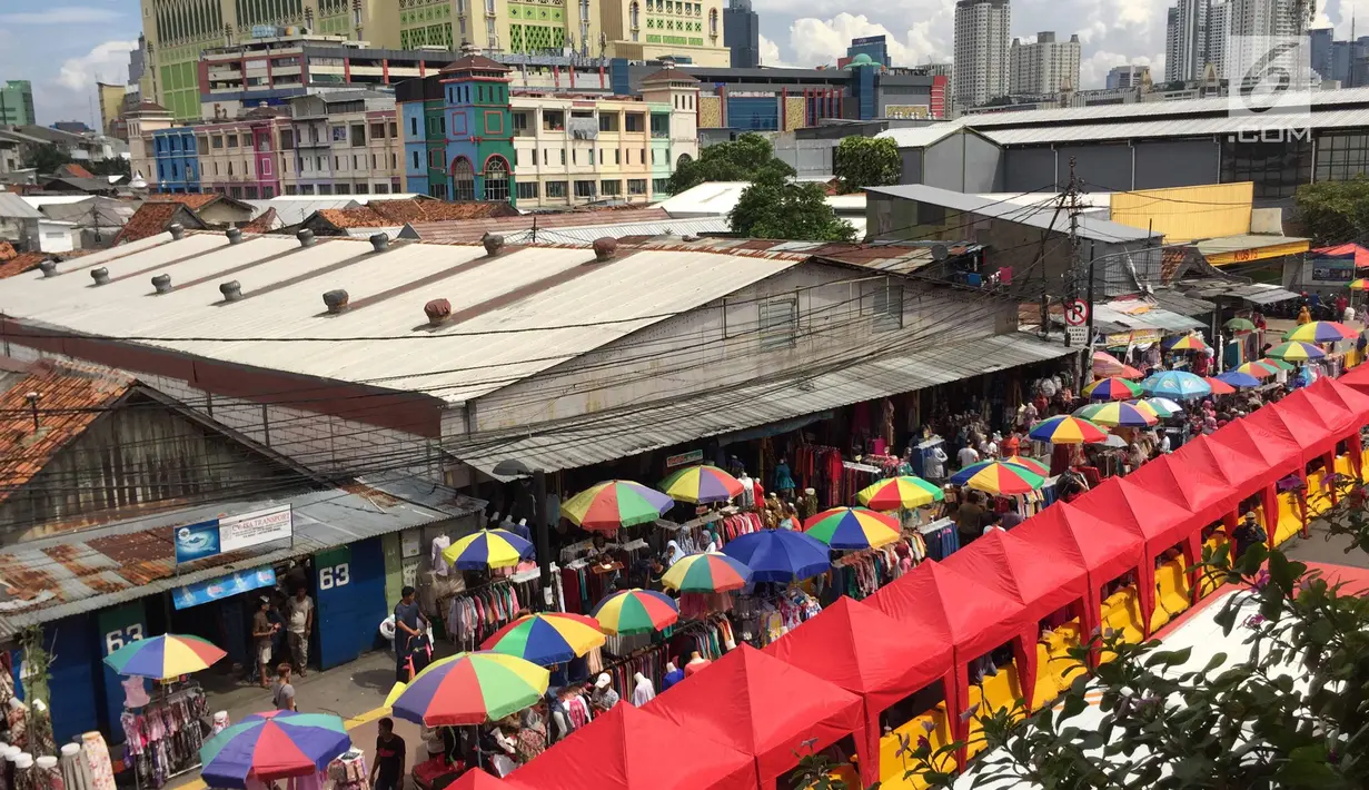 Suasana aktivitas di Jalan Jati Baru Raya, Jakarta, Jumat (22/12). Terkait penataan PKL, Pemprov DKI Jakarta mulai menutup sepanjang jalan di depan Stasiun Tanah Abang pukul 08.00-18.00 WIB. (Liputan6.com/Immanuel Antonius)