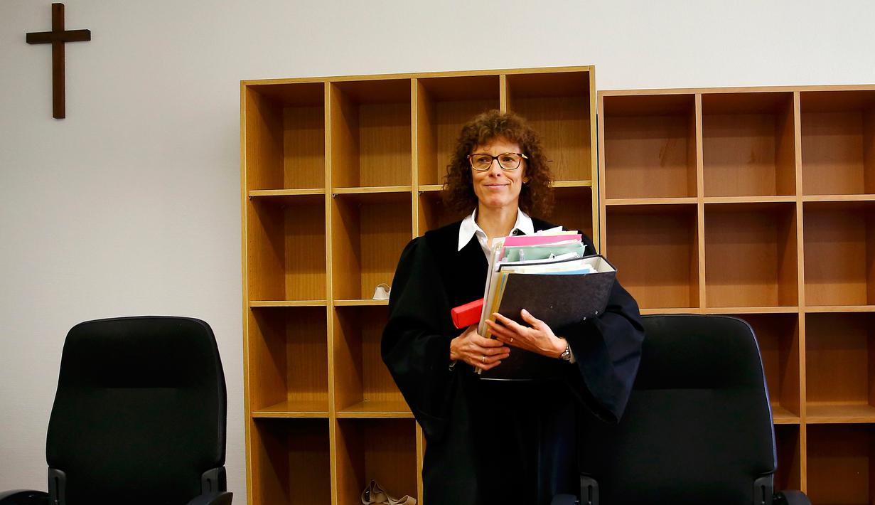 Hakim Claudia Bauer saat hadir dalam persidangan kasus penghinaan di pengadilan Munich , Jerman, (17/3). Amira B menolak membuka cadar karena ia adalah seorang muslim yang taat. (REUTERS / Michael Dalder)