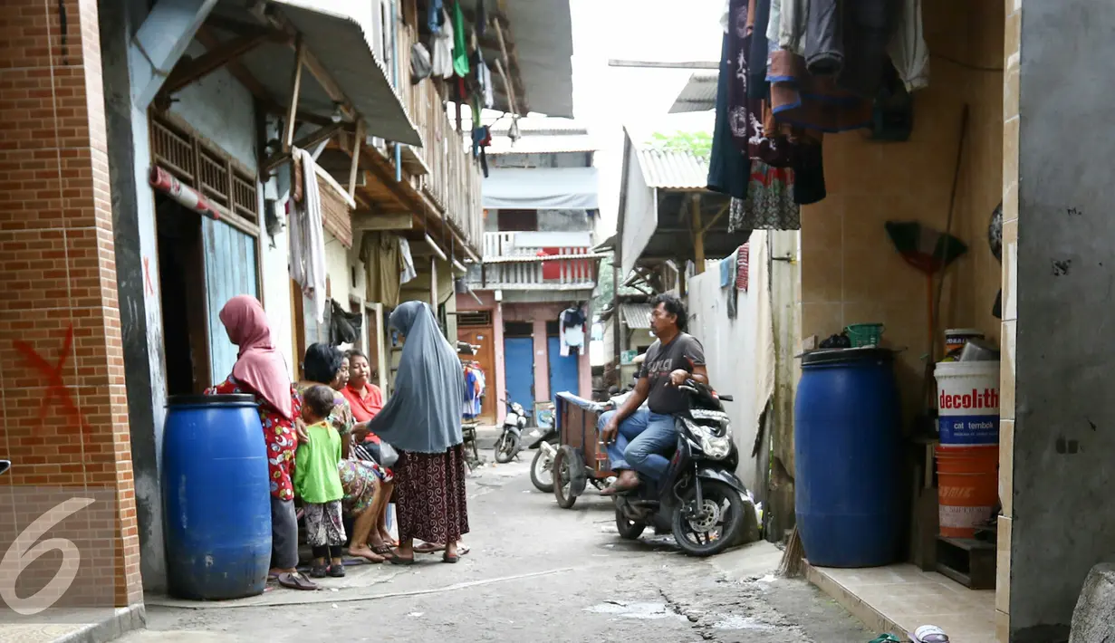Aktivitas warga pasar ikan usai mendapatkan surat peringatan pertana (SP1) terkait pembongkaran oleh Pemprov DKI Jakarta, Rabu (30/3). Pembongkaran dilakukan dalam rangka penataan kembali Kawasan Wisata Museum Bahari. (Liputan6.com/Yoppy Renato)
