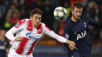 Bek Tottenham Hotspur, Eric Dier berebut bola dengan pemain Red Star Belgrade, Milan Pavkov  pada pertandingan Grup B Liga Champions di Rajko Mitic Stadium, Serbia (6/11/2019). Tottenham menang telak 4-0 atas Red Star. (AP Photo/Darko Vojinovic)