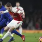 Gelandang Arsenal, Aaron Ramsey, berebut bola dengan gelandang Chelsea, N'Golo Kante, pada laga Premier League di Stadion Emirates, Sabtu (19/1). Arsenal menang 2-0 atas Chelsea. (AP/Frank Augstein)