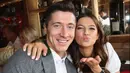 Muncul berbagai spekulasi bahwa sang istri, Anna tidak ingin pergi ke Paris. Namun, striker Polandia itu menolak desas-desus bahwa Anna menentang kepindahannya ke PSG. (AFP/Alexandra Beier)