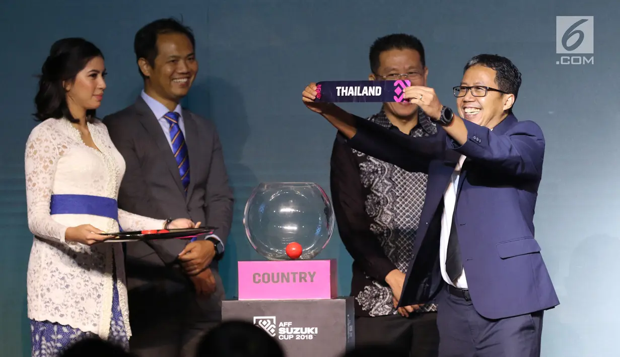 Plt Ketua Umum PSSI, Joko Driyono (kanan) mengangkat nama negara saat pengundian fase grup Piala AFF 2018 di Jakarta, Rabu (2/5). Indonesia tergabung di Grup B bersama dengan juara bertahan Thailand. (Liputan6.com/Helmi Fithriansyah)