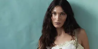 Bella Hadid baru saja mengungkapkan jika ia melalukan operasi plastik di hidung pada usia 14 tahun tepatnya di tahun 2010. Namun, ia mengatakan jika menyesal dengan tindakannya tersebut. Lalu bagaimana sebenarnya wajah Bella Hadid sejak masih bayi? Yuk intip. @bellahadid