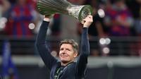 Manajer Crystal Palace Oliver Glasner mengangkat trofi Conference League 2025/2026. (Ronny HARTMANN / AFP)