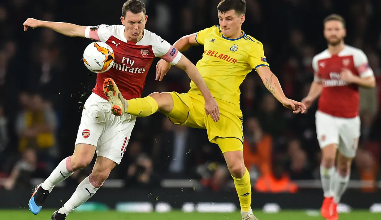 Bek Arsenal, Stephan Lichtsteiner pada leg 2, babak 16 besar Liga Europa yang berlangsung di stadion Emirates, London, Jumat (22/2). Arsenal menang 3-0 atas Bate Borisov. (AFP/Glyn Kirk)