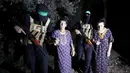Yocheved Lifshitz (85, tengah) dan Nurit Cooper (79) dikawal oleh Hamas saat mereka dilepaskan ke Palang Merah di lokasi yang tidak diketahui, Senin (23/10/2023). (Al Qassam brigades via AP)