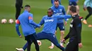 <p>Pemain West Ham United Manuel Lanzini (kiri), Michail Antonio (tengah) dan Vladimir Coufal menghadiri sesi latihan menjelang duel leg I semifinal Liga Europa 2021/2022, di tempat latihan West Ham United di London timur, Rabu (27/4/2022). West Ham menjamu Eintracht Frankfurt di London Stadium pada Jumat, 29 April dini hari. Kedua kesebelasan mengincar tiket ke Liga Champions musim depan. (Ben Stansall / AFP)</p>