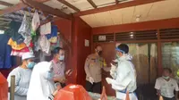 Tim Pemburu Covid-19 Polda Metro Jaya melakukan tracing di kediamana Royke Caawoan (65) yang meninggal dunia saat menjalani isolasi mandiri di Kelurahan Pondok Labu, Kecamatan Cilandak, Jakarta Selatan, Senin (21/12/2020). (Ist)