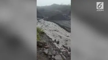 Setelah aktivitas gunung Agung melambat kini muncul aliran lahar dingin yang mengalir ke arah bawah gunung.