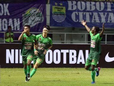Penyerang TS TNI, Gustur Cahyo Putro (kiri) merayakan gol penyeimbang saat laga melawan Persib pada lanjutan Liga 1 di Stadion Pakansari, Kab Bogor, Sabtu (22/4). PS TNI bermain imbang Persib 2-2. (Liputan6.com/Helmi Fithriansyah)