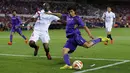 Gelandang Fiorentina, Matias Fernandez (kanan) berusaha mengumpan bola dari kejaran gelandang Stephane Mbia pada leg pertama semifinal Europa League di Stadion Ramon Sanchez, Kamis (7/5/2015). Sevilla menang 3-0 atas Fiorentina. (REUTERS/Marcelo del Pozo)