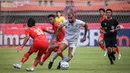 <p>Pemain Arema FC, Gustavo Almeida Dos Santos (tengah), berusaha melewati hadangan&nbsp;pemain Persija Jakarta, Muhammad Akbar Arjunsyah (kiri), dalam pertandingan pekan kesembilan BRI Liga 1 2023/2024 yang berlangsung di Stadion Patriot Candra Bhaga, Bekasi, Minggu (20/9/2023). (Bola.com/Bagaskara Lazuardi)</p>