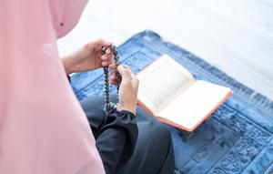 Ilustrasi Membaca Al Qur’an Credit: freepik.com