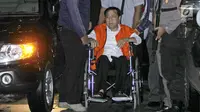 Tersangka korupsi e-KTP, Setya Novanto tiba di Gedung KPK dari Rumah Sakit Cipto Mangunkusumo (RSCM) menggunakan kursi roda pada, Minggu, (19/11). KPK resmi menahan tersangka Setya Novanto di Rutan KPK. (Liputan6.com/Herman Zakharia)