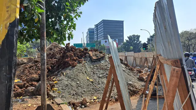 Pengerjaan Saluran Air di Simpang Pondok Pinang Jaksel Bikin Jalanan Macet Parah