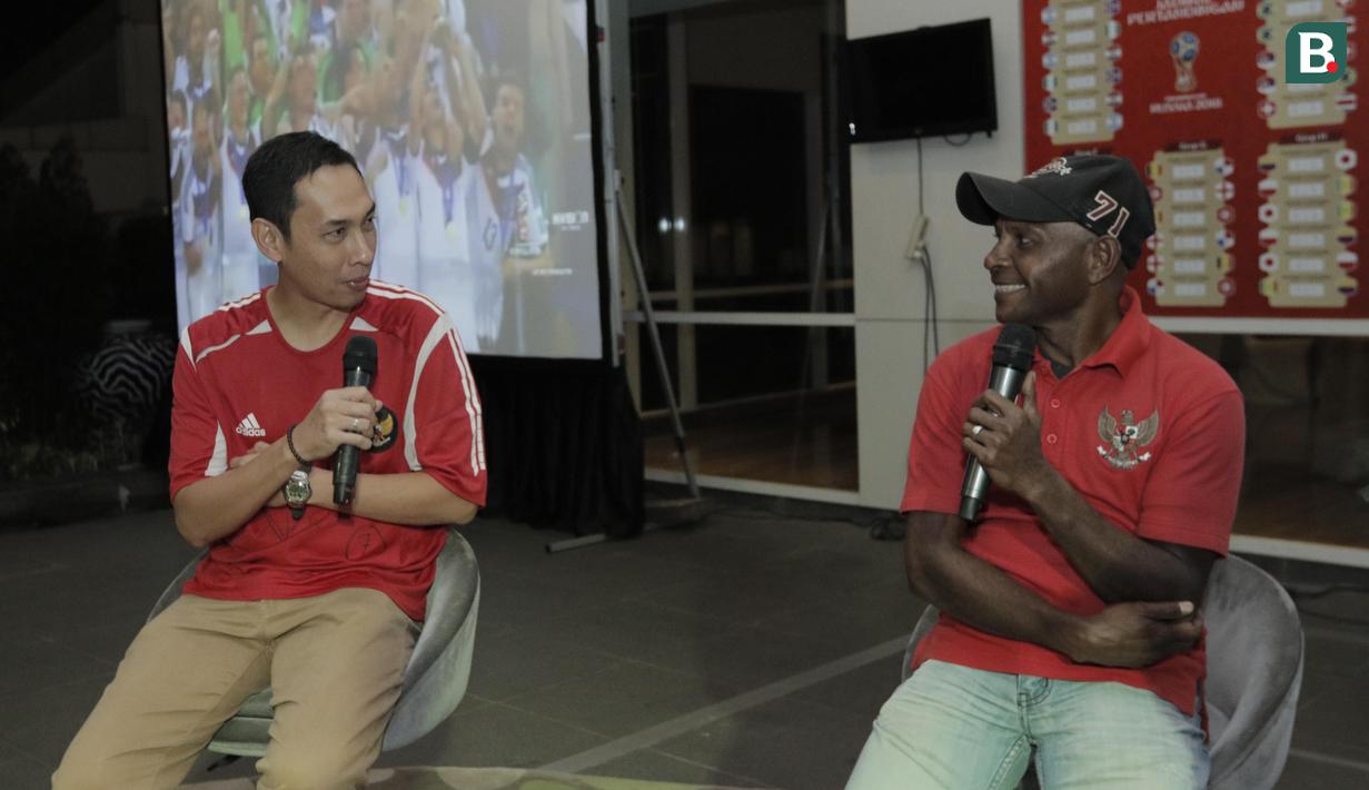 Mantan pemain Timnas Indonesia, Alexander Pulalo dan Komentator, Erwin Fitriansyah, saat nobar final Piala Dunia di Hotel Novotel, Tangerang, Minggu, (15/6/2018). Prancis menjadi juara Piala Dunia 2018. (Bola.com/M Iqbal Ichsan)