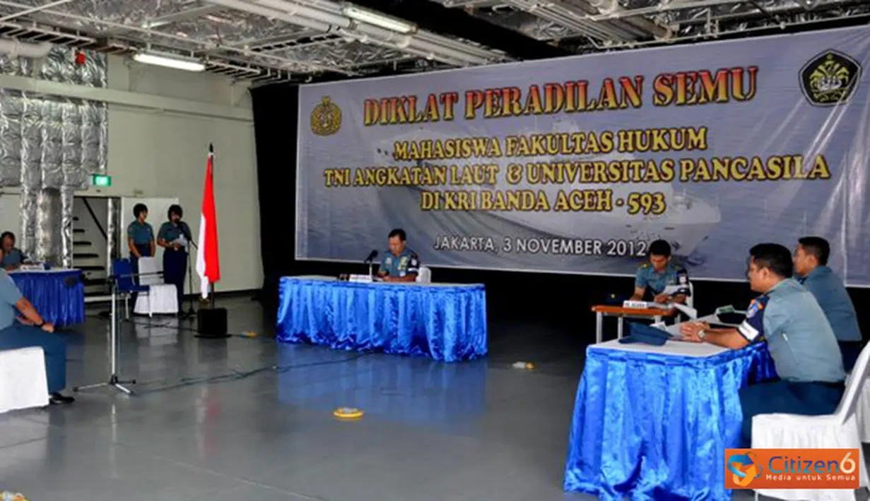 Citizen6, Tanjung Priok: TNI Angkatan Laut dan Universitas Pancasila menggelar pendidikan dan latihan (Diklat) Peradilan Semu di KRI Banda Aceh-593 dengan berlayar menuju perairan kepulauan seribu, Sabtu (3/11). (Pengirim: Dispenkolinlamil)