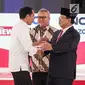 Capres nomor urut 01 Joko Widodo (kiri) dan capres nomor urut 02 Prabowo Subianto saling menghampiri dalam debat kedua Pilpres 2019 di Hotel Sultan, Jakarta, Minggu (17/2). Semua pertanyaan dalam debat kedua ini dirahasiakan. (Liputan6.com/Faizal Fanani)