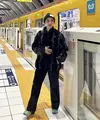 Ririn tampil serba hitam dengan pakaian musim dinginnya. Ia pun mengenakan bennie dan sneakers colorfull. (@ririnekawati)