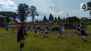 Peserta saat mengikuti Festival Gunungan di Lapangan Garuda Mandala Kompleks Candi Prambanan, Kabupaten Klaten, DIY, Selasa (31/12/2019). Festival ini menampilkan aneka gunungan, wayang kulit dan berbagai kesenian tradisional. (Liputan6.com/Gholib)