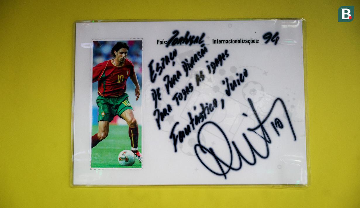 Leenda timnas Portugal, Rui Costa memberikan tanda tangan di salah satu tempat yang ada di Footlab, Portugal.