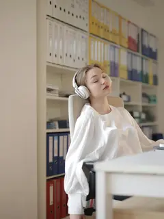 Rasa kantuk yang hadir di siang hari saat sedang bekerja dapat disebabkan oleh kurangnya kualitas tidur yang baik. (Foto: Pexels/Andrea Piacquadio)