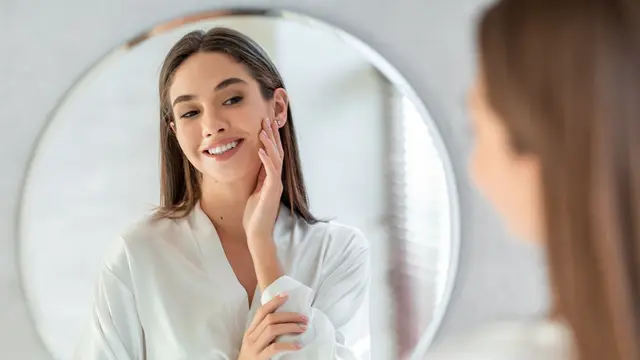 Perbedaan manfaat skincare malam dan pagi yang perlu kamu tahu