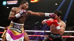 Petinju asal Filipina, Manny Pacquiao menghindari pukulan petinju AS, Adrien Broner selama pertandingan tinju kelas welter WBA di Las Vegas (19/1). Pacquiao  menang lewat kemenangan angka mutlak, 117-111, 116-112, dan 116-112. (AP Photo/John Locher)