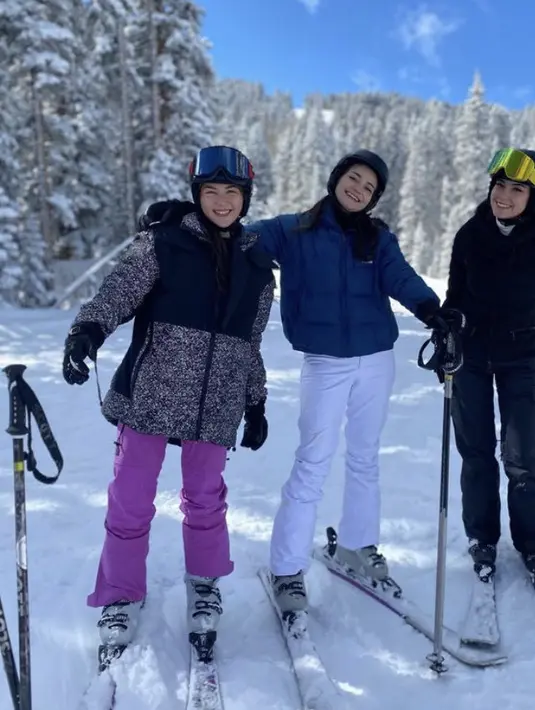 Bersama Jessica Mila, kedua punya tampil dengan pakaian ski mereka. Credit: (@medinadinaaa)