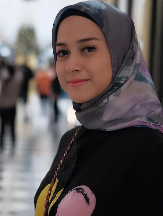 Nina Zatulini memutuskan mengenakan hijab setelah lahir anaknya. Namun ia mengenakan hijab saat anaknya usia 5 bulan tak mau minum ASI. Akhirnya memutuskan berhijab. Setelah itu, anaknya mau menyusu kembali. (Instagram/ninazatulini22)