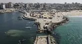 Pemandangan dari udara memperlihatkan tenda-tenda yang menampung pengungsi Palestina di kawasan yang rusak akibat perang di sekitar pelabuhan Kota Gaza pada 20 Oktober 2025, selama gencatan senjata yang dimediasi oleh Amerika Serikat antara Israel dan faksi-faksi Palestina. (Foto oleh AFP)