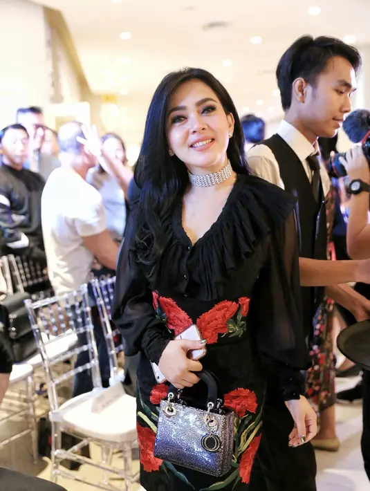 "Katanya sih mau buat acara di negara mana gitu, aku lupa. Aku sih udah pesenin dan udah dikirim ke rumah dia juga kok di sana," jelas Syahrini. (Adrian Putra/Bintang.com)