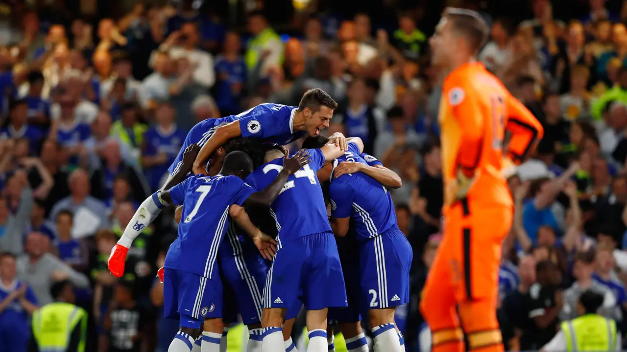 Pemain Chelsea merayakan gol Eden Hazard ke gawang West Ham United dalam laga pembuka Liga Inggris di Stamford Bridge, Agustus 2016. Chelsea menang 2-1.